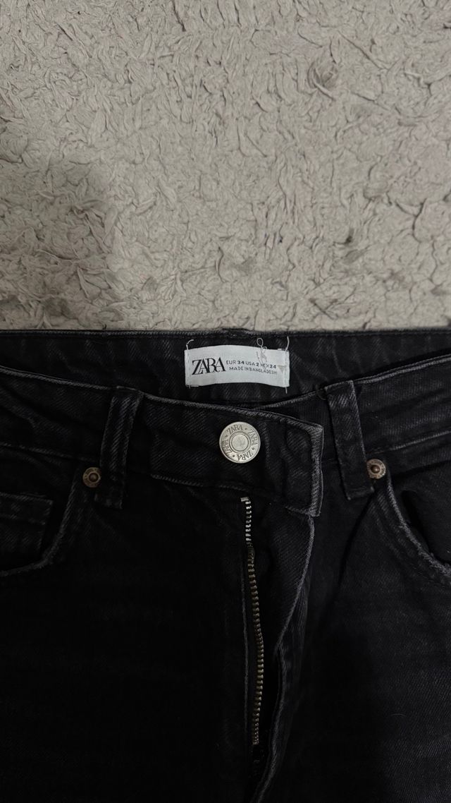 Vaqueros negros desgastados