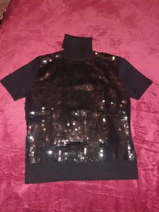 Maglietta elegante nera con paillettes.