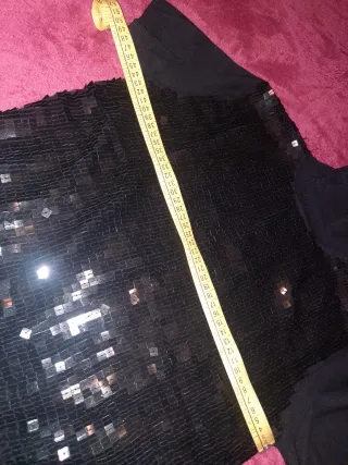 Maglietta elegante nera con paillettes.