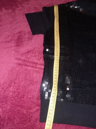 Maglietta elegante nera con paillettes.