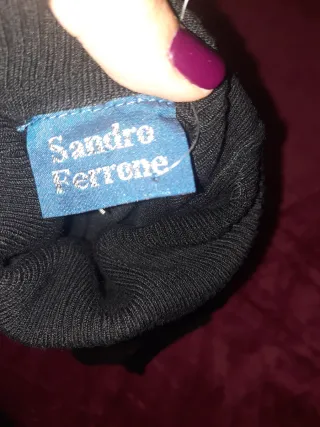 Maglietta elegante nera con paillettes.