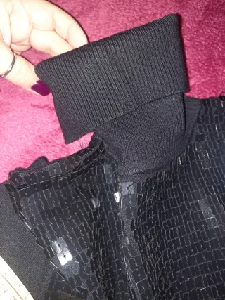 Maglietta elegante nera con paillettes.