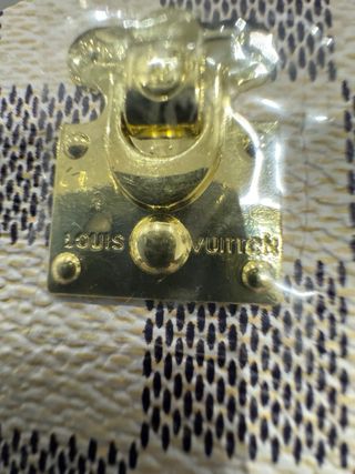 Cover iPhone 17 tema Louis Vuitton Damier