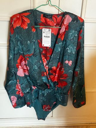 Body Zara flores verde y rojo Talla M NUEVO