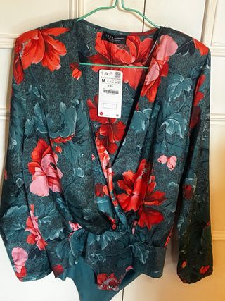 Body Zara flores verde y rojo Talla M NUEVO