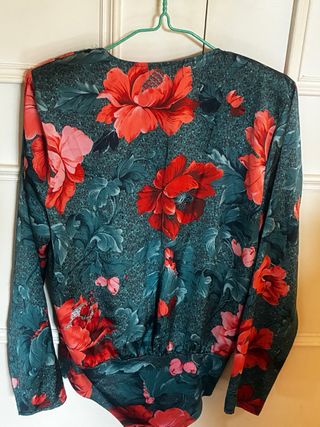 Body Zara flores verde y rojo Talla M NUEVO