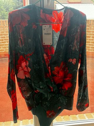 Body Zara flores verde y rojo Talla M NUEVO