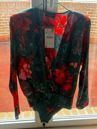 Body Zara flores verde y rojo Talla M NUEVO