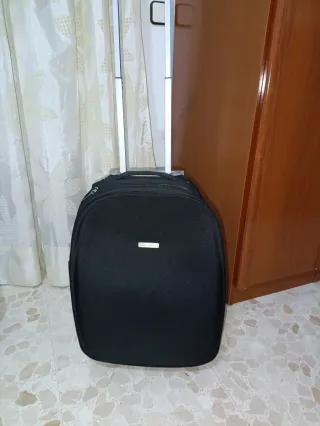 Maleta de viaje negra con ruedas