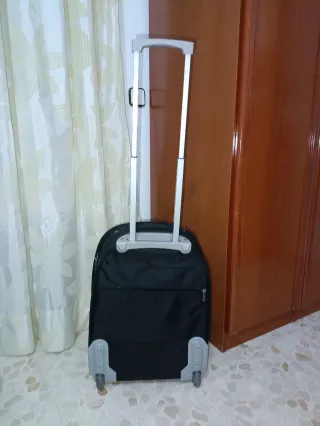 Maleta de viaje negra con ruedas