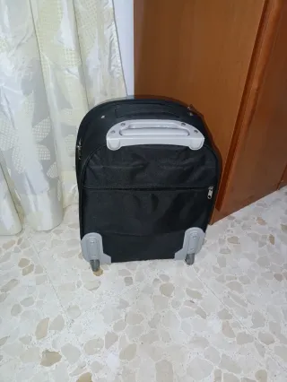 Maleta de viaje negra con ruedas