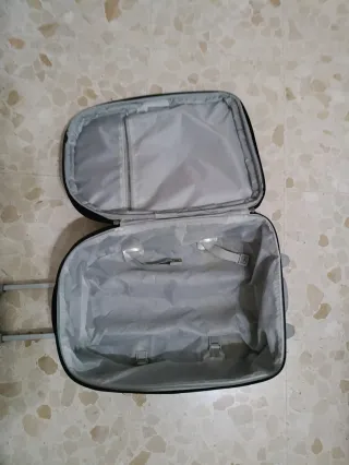 Maleta de viaje negra con ruedas