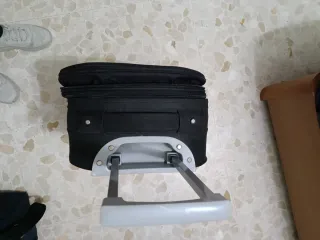 Maleta de viaje negra con ruedas