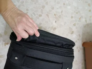 Maleta de viaje negra con ruedas