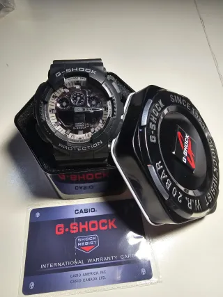 Reloj resistente negro.