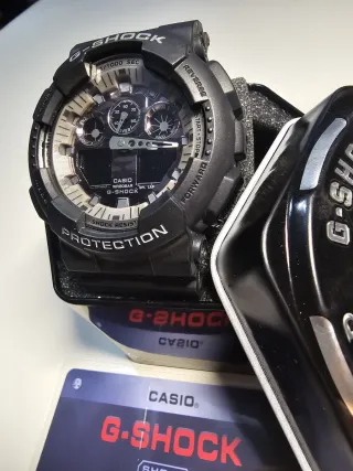 Reloj resistente negro.