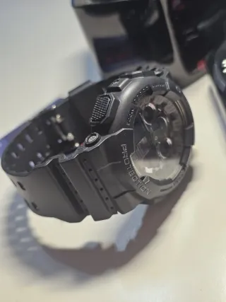 Reloj resistente negro.