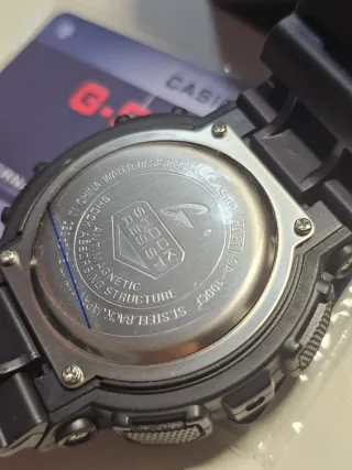 Reloj resistente negro.