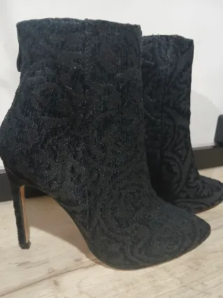 Botines negros fantasía. Talla 35-36.