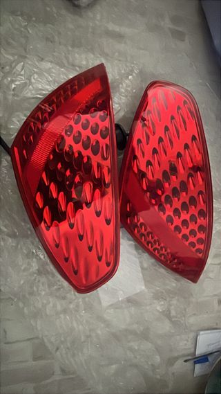 Faros traseros coche rojos
