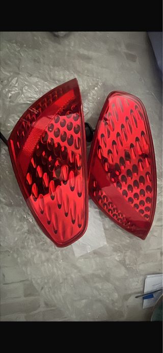 Faros traseros coche rojos