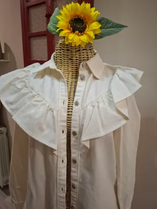 Camisa vaquera blanca con volantes