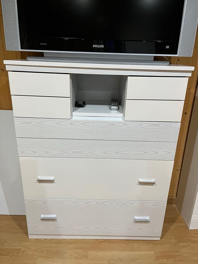 Mobile bianco e beige