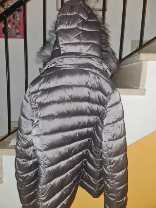 Chaqueta acolchada gris con capucha