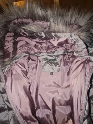 Chaqueta acolchada gris con capucha