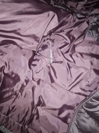 Chaqueta acolchada gris con capucha