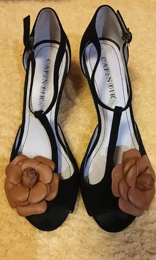 Sandalias CAFE NOIR de piel  con adorno de flor.