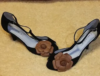 Sandalias CAFE NOIR de piel  con adorno de flor.