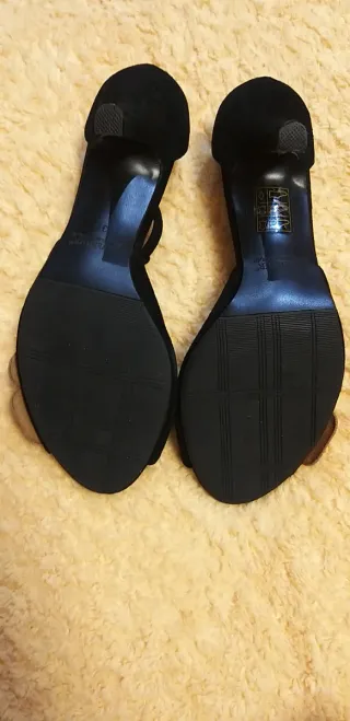 Sandalias CAFE NOIR de piel  con adorno de flor.