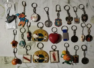 Lote 24 llaveros variados