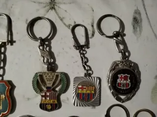 Lote 24 llaveros variados