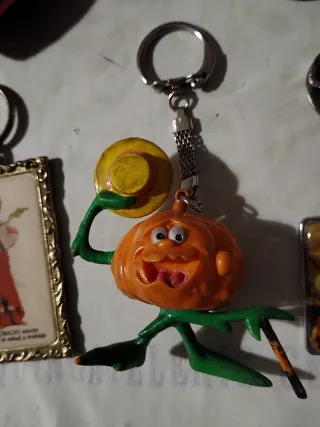 Lote 24 llaveros variados