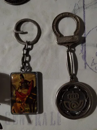 Lote 24 llaveros variados