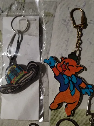 Lote 24 llaveros variados