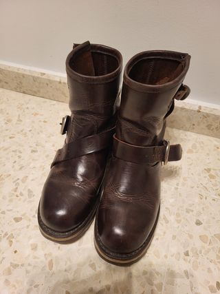 Botas de piel marrones Talla 39 y mochila