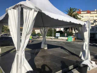 Carpa de eventos blanca y gris