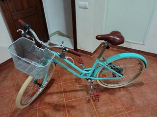 Bicicleta infantil azul con cesta