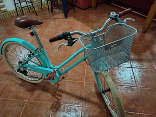 Bicicleta infantil azul con cesta