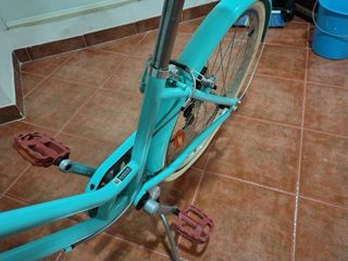 Bicicleta infantil azul con cesta