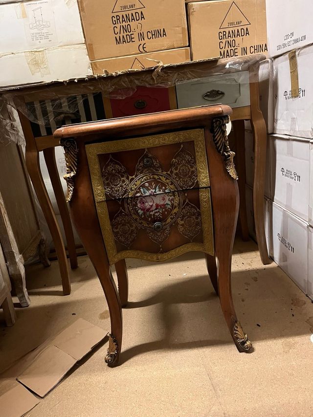 Mesa auxiliar de madeira com detalhes dourados