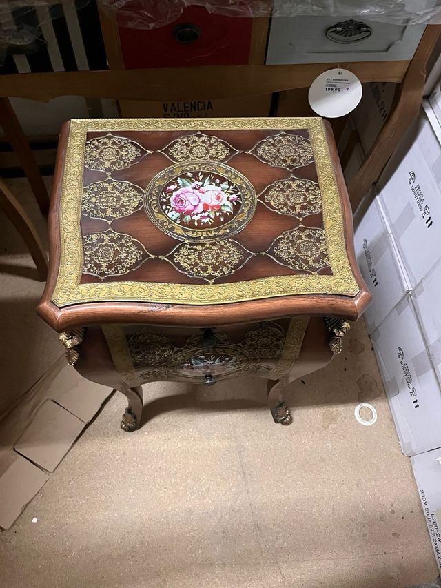 Mesa auxiliar de madeira com detalhes dourados