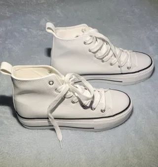 Zapatos de polipiel blancos