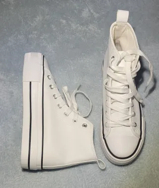 Zapatos de polipiel blancos