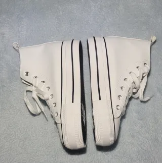 Zapatos de polipiel blancos