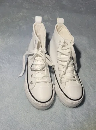 Zapatos de polipiel blancos