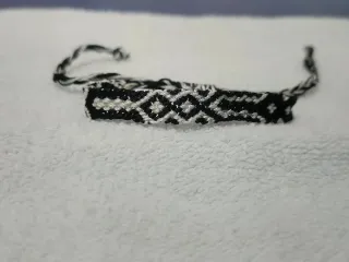Pulsera tejida a mano diseño geométrico